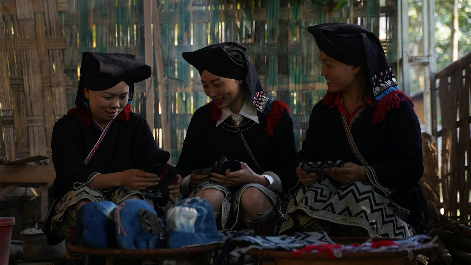 Experience Brocade Weaving in Sung Village (3)